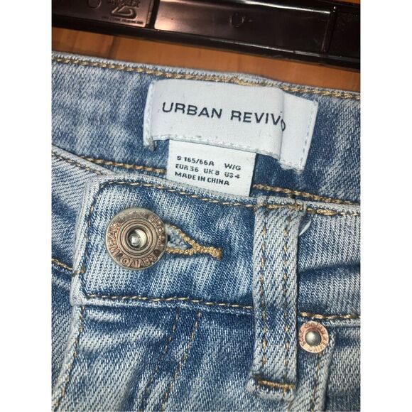 384. Urban revivo high rise straight leg light wash jeans size 4 - Picture 5 of 6